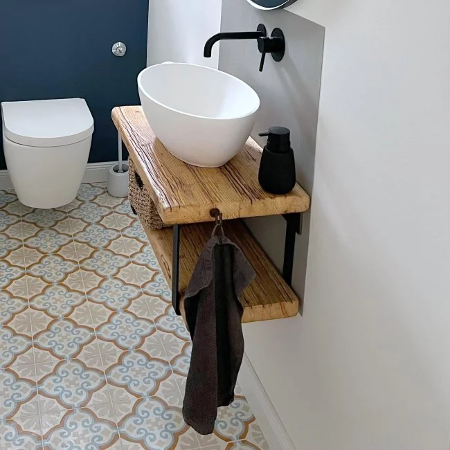 Waschtisch Konsolenplatte aus Massivholz farbe summer, mit Trägern aus Stahl, mit ovalen Aufsatzwaschtisch in weiß und schwarzer Wand-Auslaufarmatur, wandhängendem WC in weiß